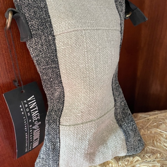 A cross body purse small in size. - Picture 3 of 3